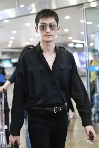 张翰穿黑色系look酷劲足发型清爽大秀长腿