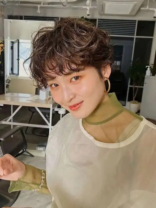 日系ootd亚风格短发烫发 leslie羊毛卷|||亚文化 羊毛卷 烫发 小众