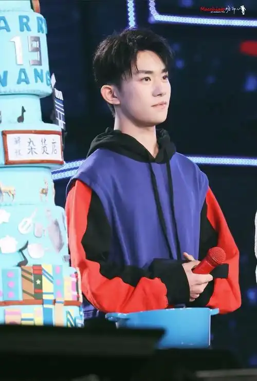 小凯19岁生日会上的易烊千玺,,,爱你哟