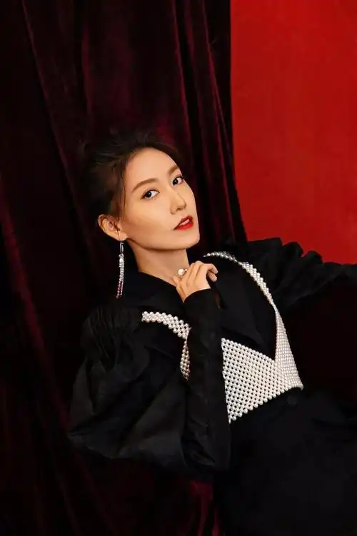 知性美女高露唯美写真图集