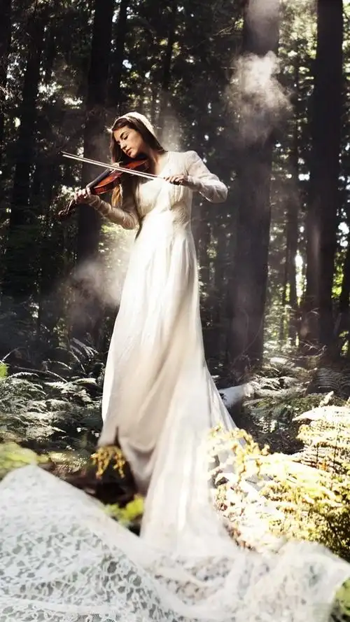 白色礼服的音乐女孩,在森林中演奏小提琴 iphone 壁纸