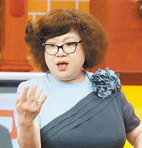 回顾沈殿霞捧红丈夫邓少秋高龄产子被抛弃临终前担心的是女儿