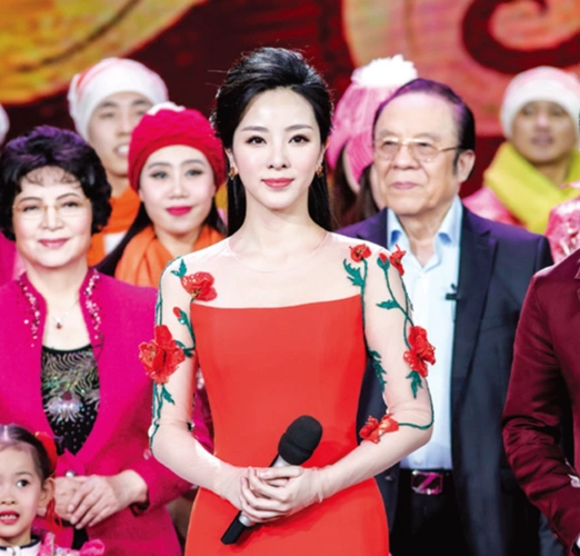 而今李思思已经35岁,只在2017年和2020年缺席春晚主持.