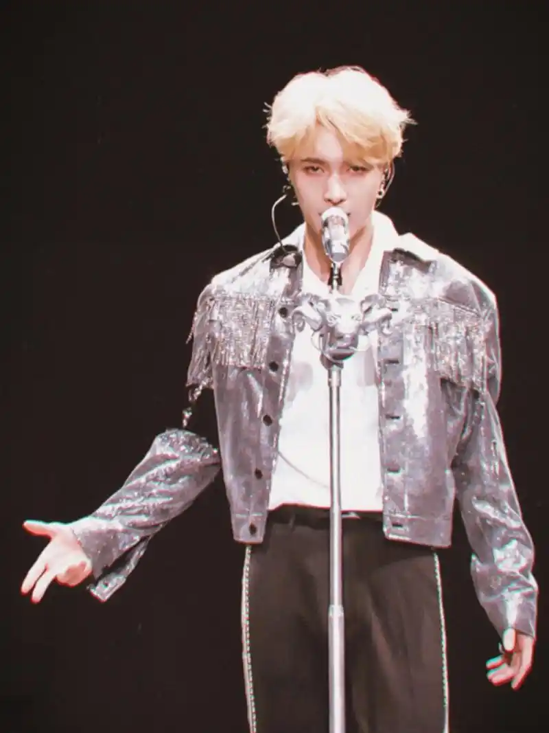 张艺兴,更强的激光小猫,爱豆就是要染发77美瞳,第一次直观的感受到