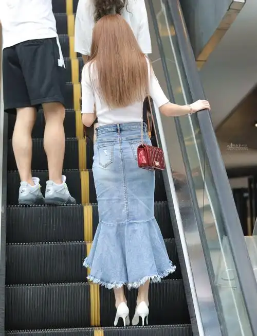 漂亮高跟牛仔裙少妇