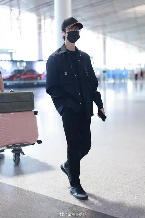 2021年8月26日,北京,许嵩现身机场.