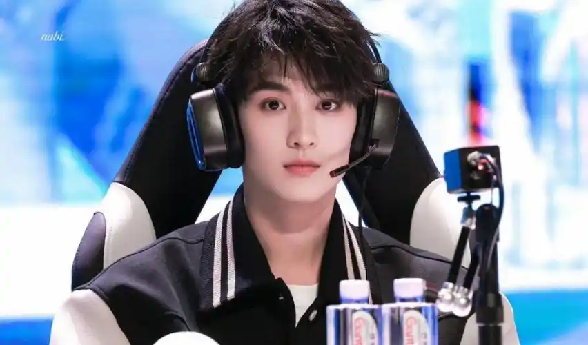 电竞选手黄俊捷上线,怼脸镜头好帅 拿下第二局比赛,1比1打平!