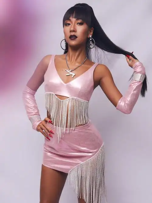 吉克隽逸真敢穿,红色亮片外套配蕾丝手套,扎双马尾似中国娃娃