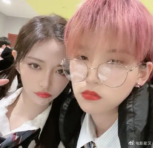 陆柯燃晒the9合照和别人拍一本正经唯独和刘雨昕活泼得像孩子