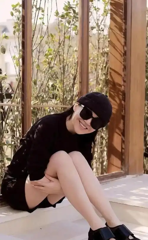 55岁许晴同框41岁车晓终于见识了媚态美与气质美的差距有多大