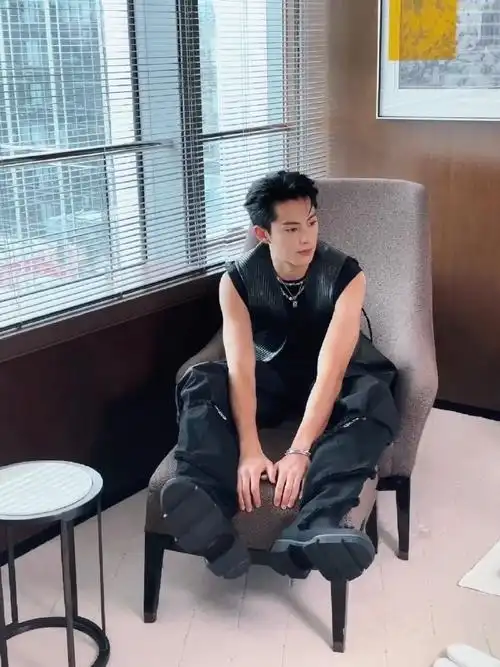 王鹤棣翘脚live图