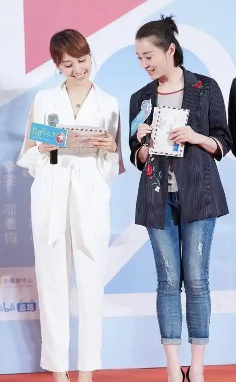 再加上它的连体裤造型显得袁泉在身高上又高了好几公分