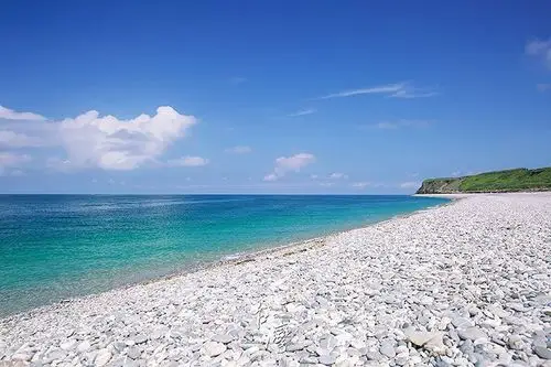 的特点似乎是它的鹅卵石海滩,各种大小的鹅卵石代替沙子铺砌在海岸边