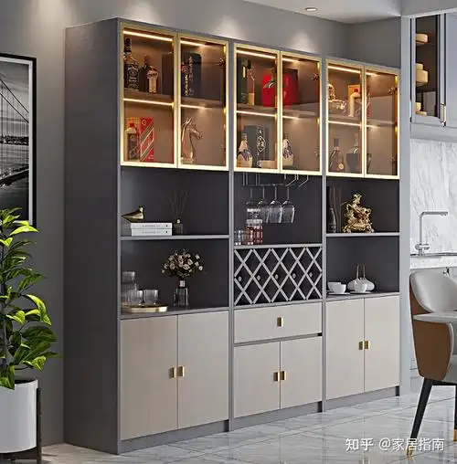 以前流行开放格酒柜,被吐槽后,现在又开始推崇玻璃门酒柜,搭配上灯带