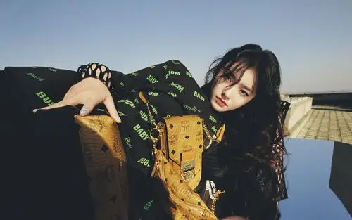 林允云朵卷发摩登高清桌面壁纸