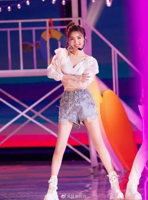 毛晓彤又来秀身材v领雪纺上衣配短裤清爽甜美如邻家小妹