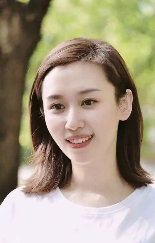 新闻联播首位90后主播生活照曝光,大气柔美,酷似刘亦菲_王音棋_实习