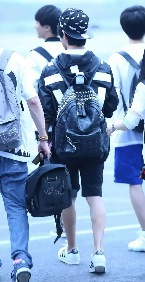 易烊千玺去韩国时背包的照片和牌子?