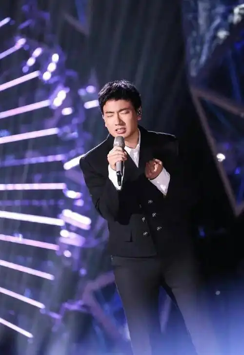 58岁田震晒泳装照!网友喊她上《歌手》刺激那英,理由