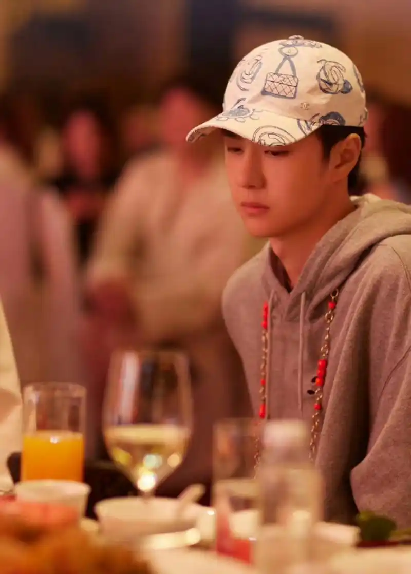 王一博参加年会活动,戴着白色印花帽子,穿灰色卫衣,整体太清爽了,少年