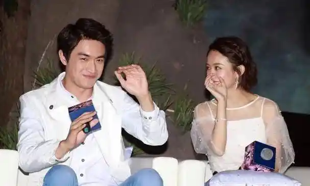 赵丽颖与林更新官宣恋情,粉丝们欢呼不己!