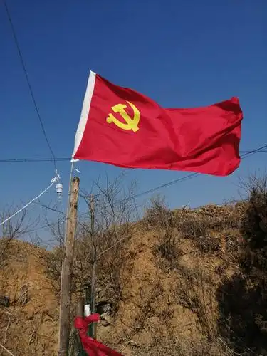 鲜红的党旗迎风飘扬在朝阳下,好似黑暗中指引我们方向的明灯,这面旗是