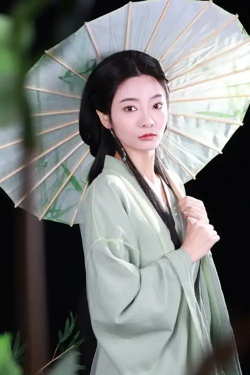 误入眉眼 可叹惊鸿.古风的极致清冷 民国的风情妩媚#横店汉服 - 抖音