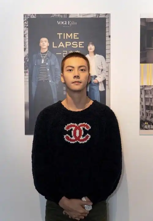 陈伟霆寸头太性感,黑色毛衣穿出禁欲范,袜子的颜色亮了