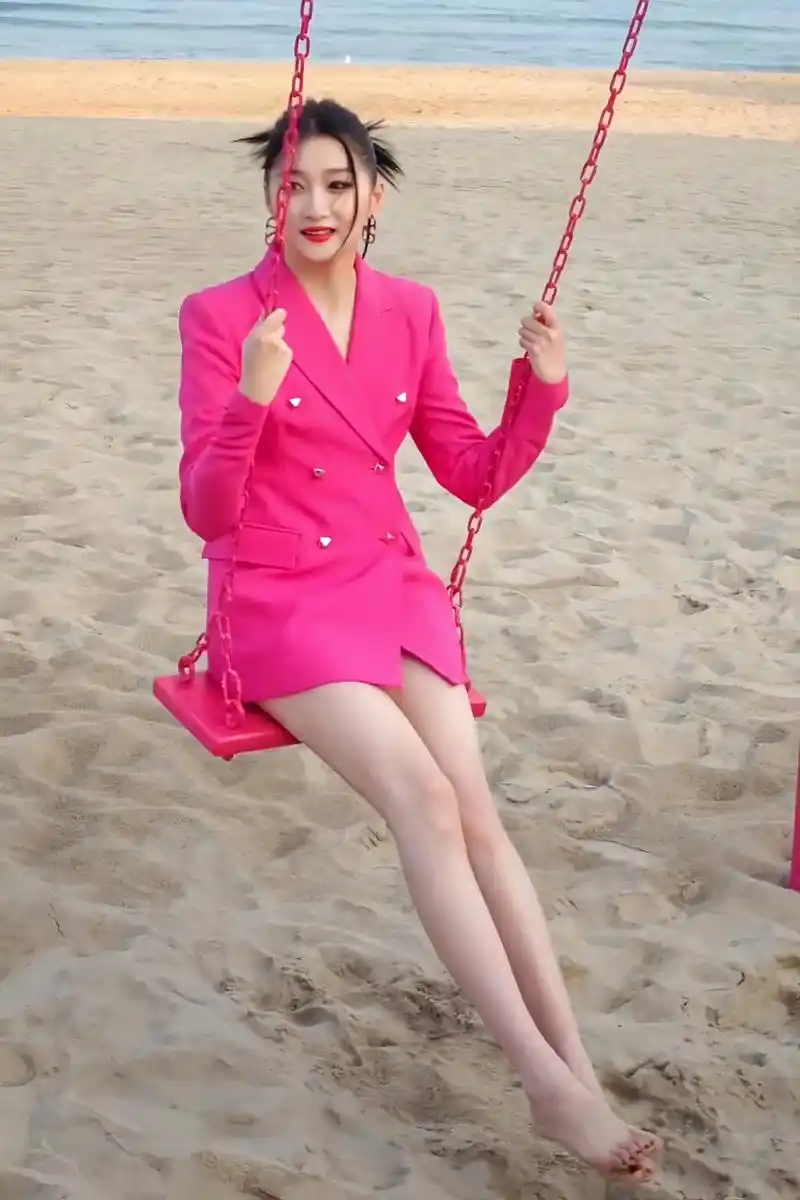 关晓彤参加活动,顺便在沙滩上玩耍[赞同]带薪休假