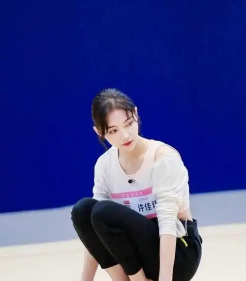 1米7许佳琪就是不一般普通运动裤穿得休闲好看这腿长了得