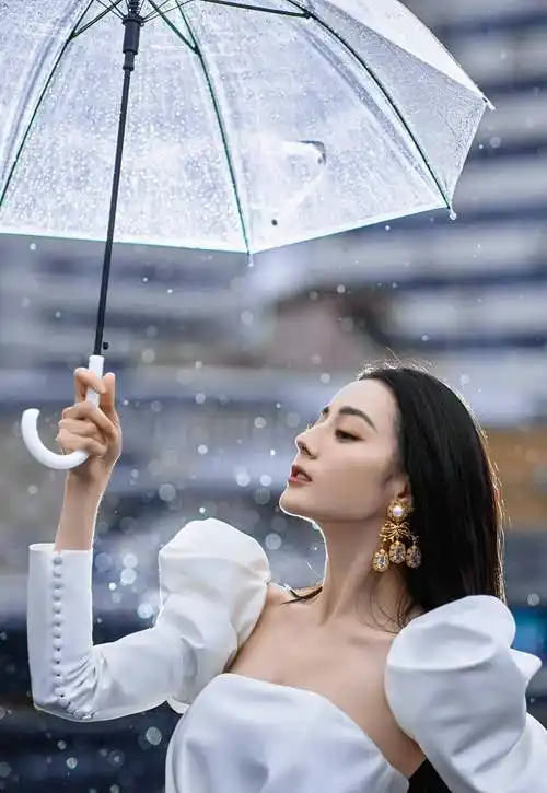 打着雨伞的女演员,张雨绮,姐姐,刘亦菲,杨紫等,哪一位最让你惊艳?