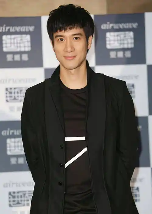 王力宏颜值崩塌,长发遮脸,面部黝黑肿胀,男神形象一去不复返_陶喆