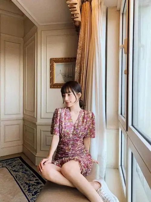 李小璐真懂心机搭配深v领连衣裙突显身材撩人气质太绝了