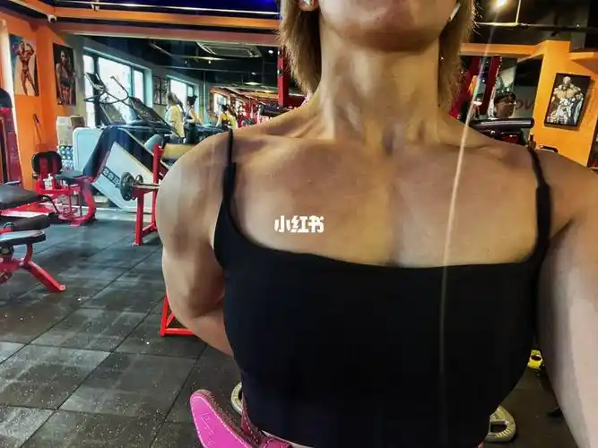 女生胸肌练成这样算格嘛7171