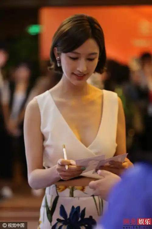 张俪秀酥胸与何润东亲密咬耳