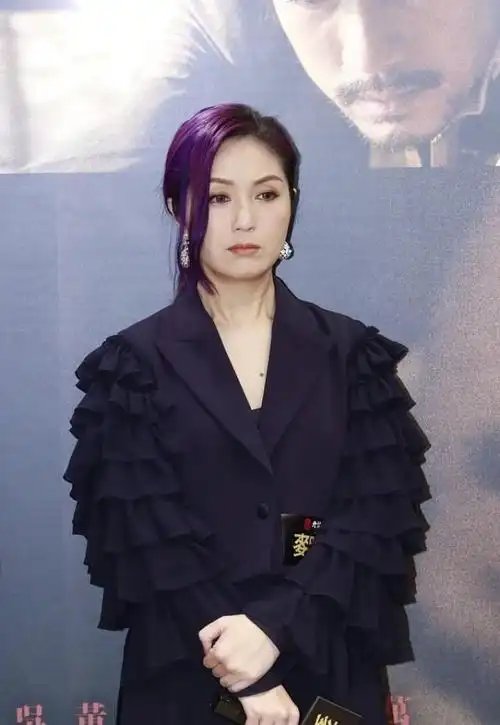 杨千嬅再也不像郑秀文了,穿衣成熟好高级,染黑发看着真不习惯_西装