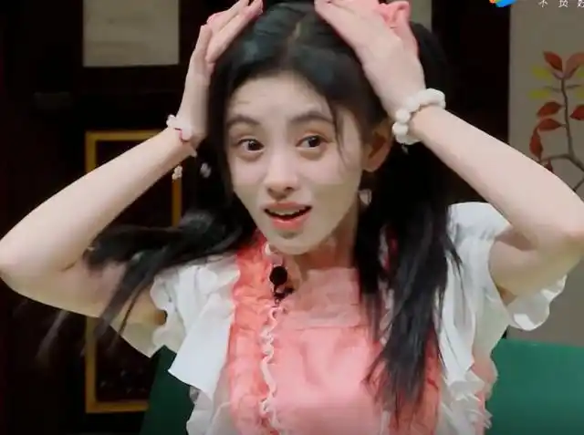 鞠婧祎早上没化妆,工作人员敲门,刚睡醒的样子,以为做了半永久