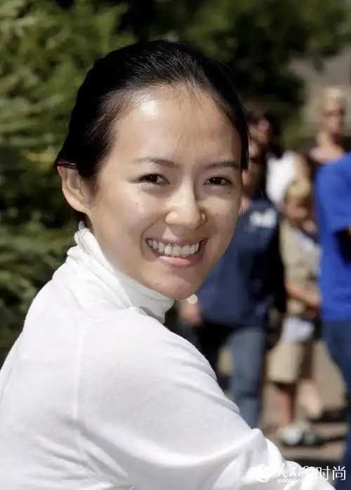 章子怡素颜照,除了面色有些暗沉和一些小斑点之外,皮肤还是很好的.