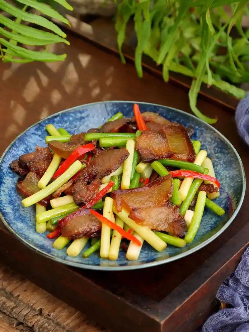 蒜苔炒腊肉,时间和阳光赋予的美味.似乎只要加了腊味的食物,总 - 抖音