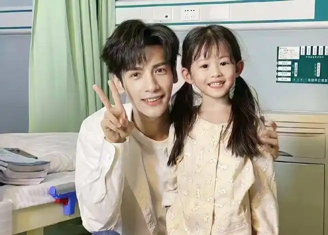 虽然时常在妈粉和女友粉来回切换,但是每次看见罗云熙和小朋友的合影