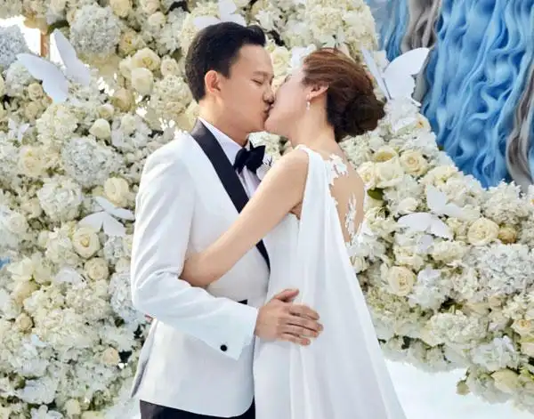 据悉周扬的老公叫陈正宏是位新加坡金融新贵