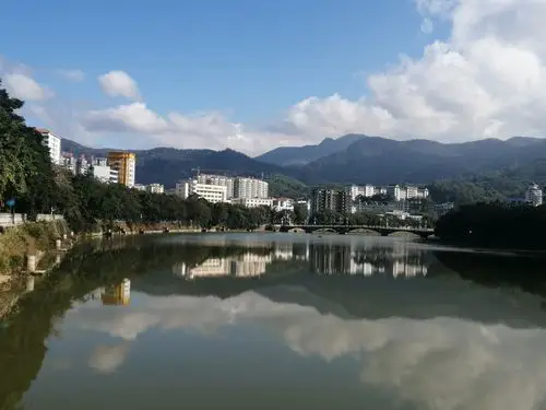 水岸别墅小岛公园一角