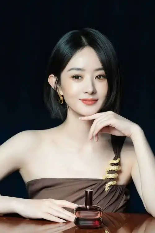 有网友调侃说:"赵丽颖这是要把娱乐圈的发型师都卷失业的节奏啊!"这话