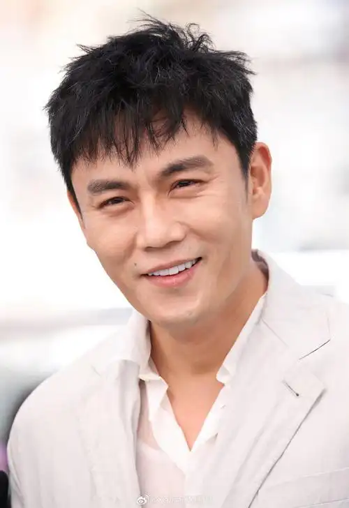 秦昊在#戛纳电影节#亮相娄烨导演新片《未完成的电影》的photocall这