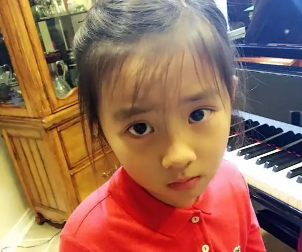 13岁的小童星有多可爱她用表情告诉你