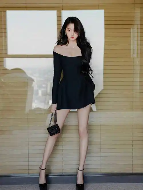 关晓彤爱露腿,红毯穿高定没脖子,长腿超吸睛,靠腿上八百个热搜_网友