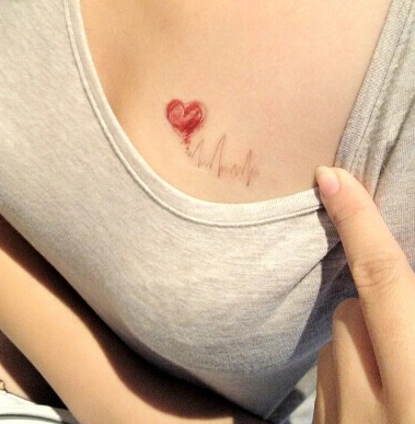 女生胸部简单的心电图纹身彩绘纹身胸部纹身