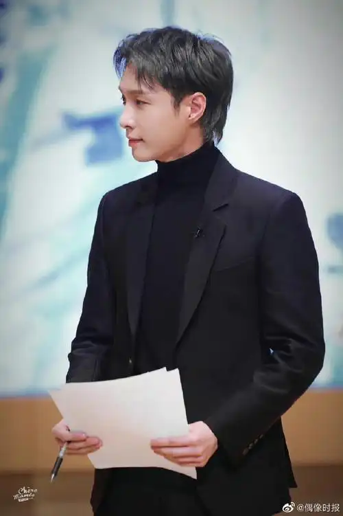 张艺兴哈佛专场分享会饭拍#张艺兴哈佛专场分享会饭拍,黑发西装孕型