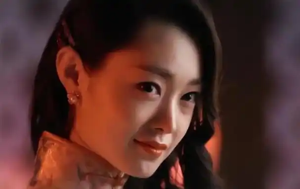 经历了感情的挫败后,宋轶更加专注于事业,不断挑战自我,力求让自己