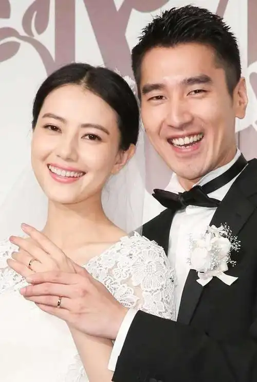 高圆圆陪赵又廷回台过年,穿红大衣配阔腿裤,带娃出游超甜蜜!